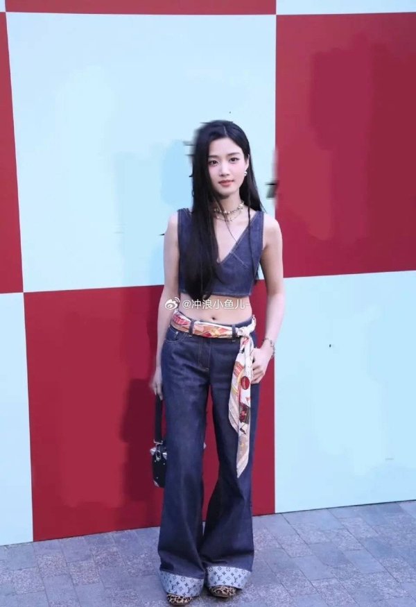 配资查查 卢昱晓马甲线旧照疯传！52kg体重管理真相，小个子明星都沉默了